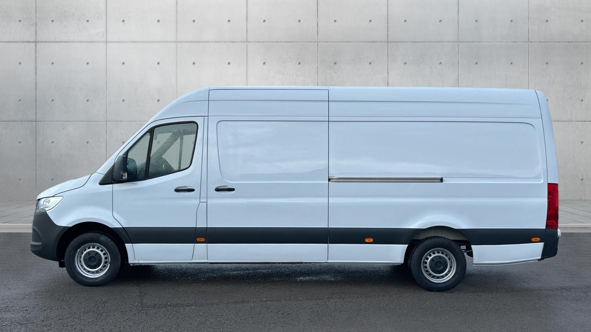 Mercedes-Benz 315 CDI Progressive RWD Long Image 18