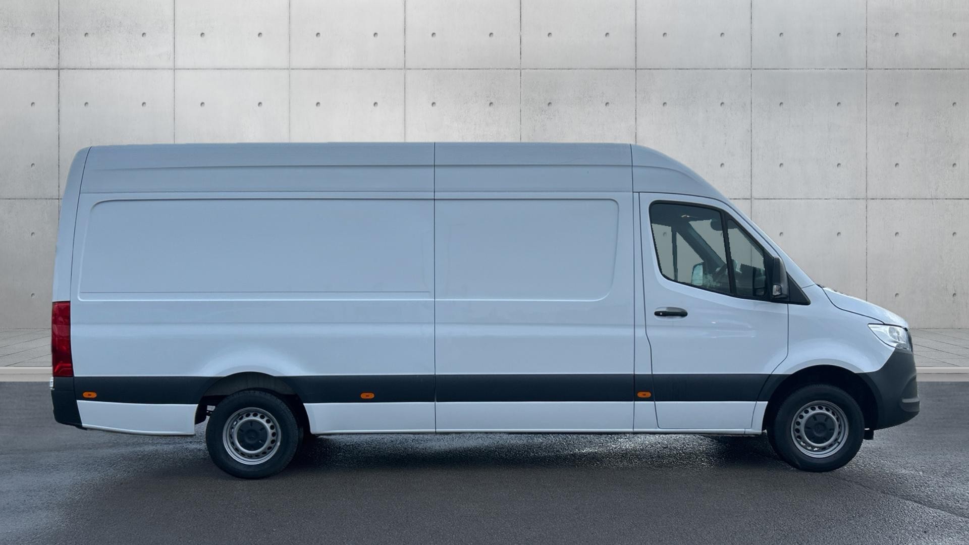 Mercedes-Benz 315 CDI Progressive RWD Long Image 22