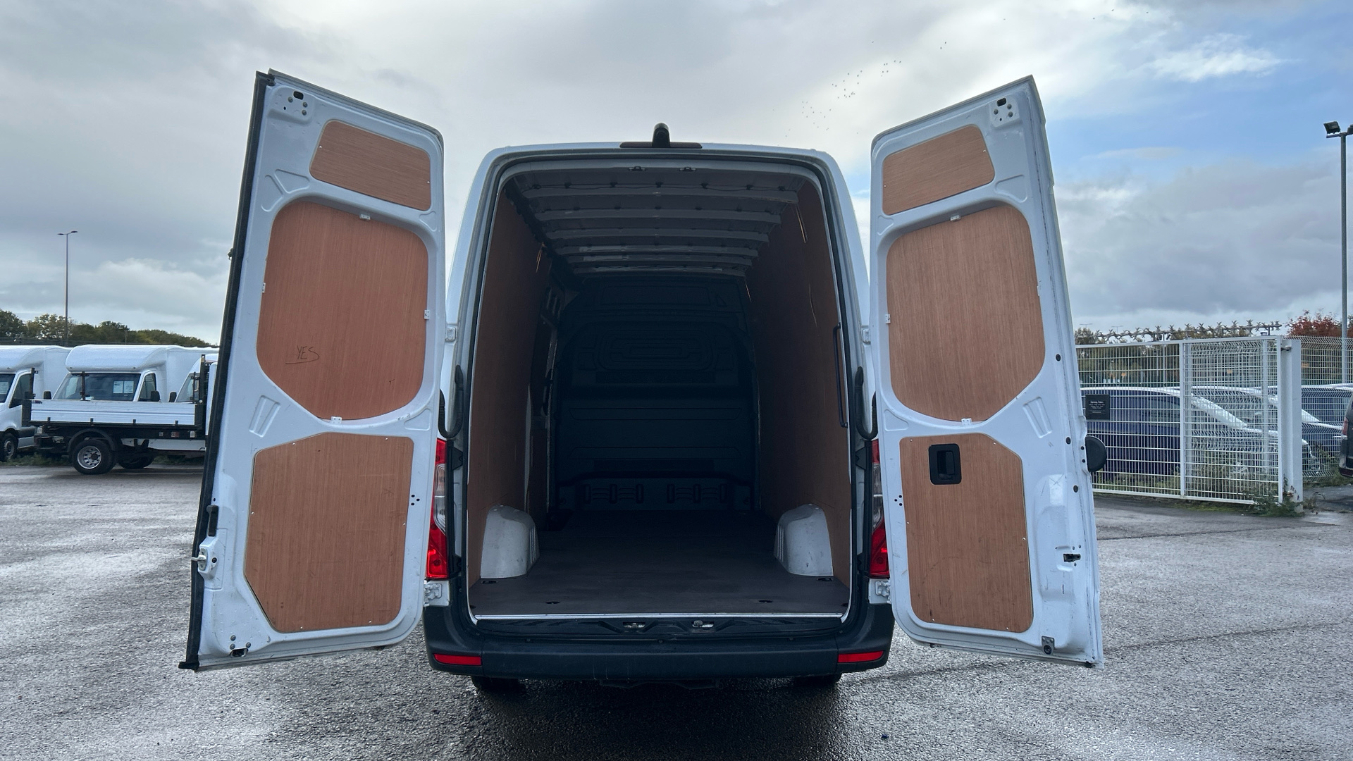 Mercedes-Benz 315 CDI Progressive RWD Long Image 23