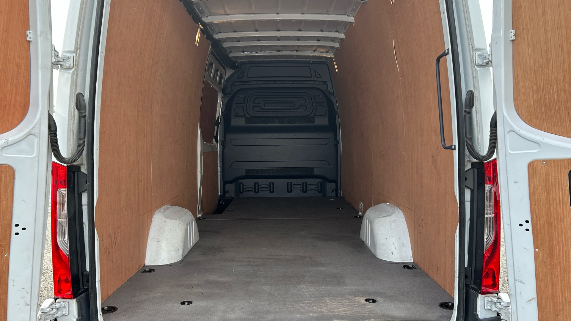 Mercedes-Benz 315 CDI Progressive RWD Long Image 24