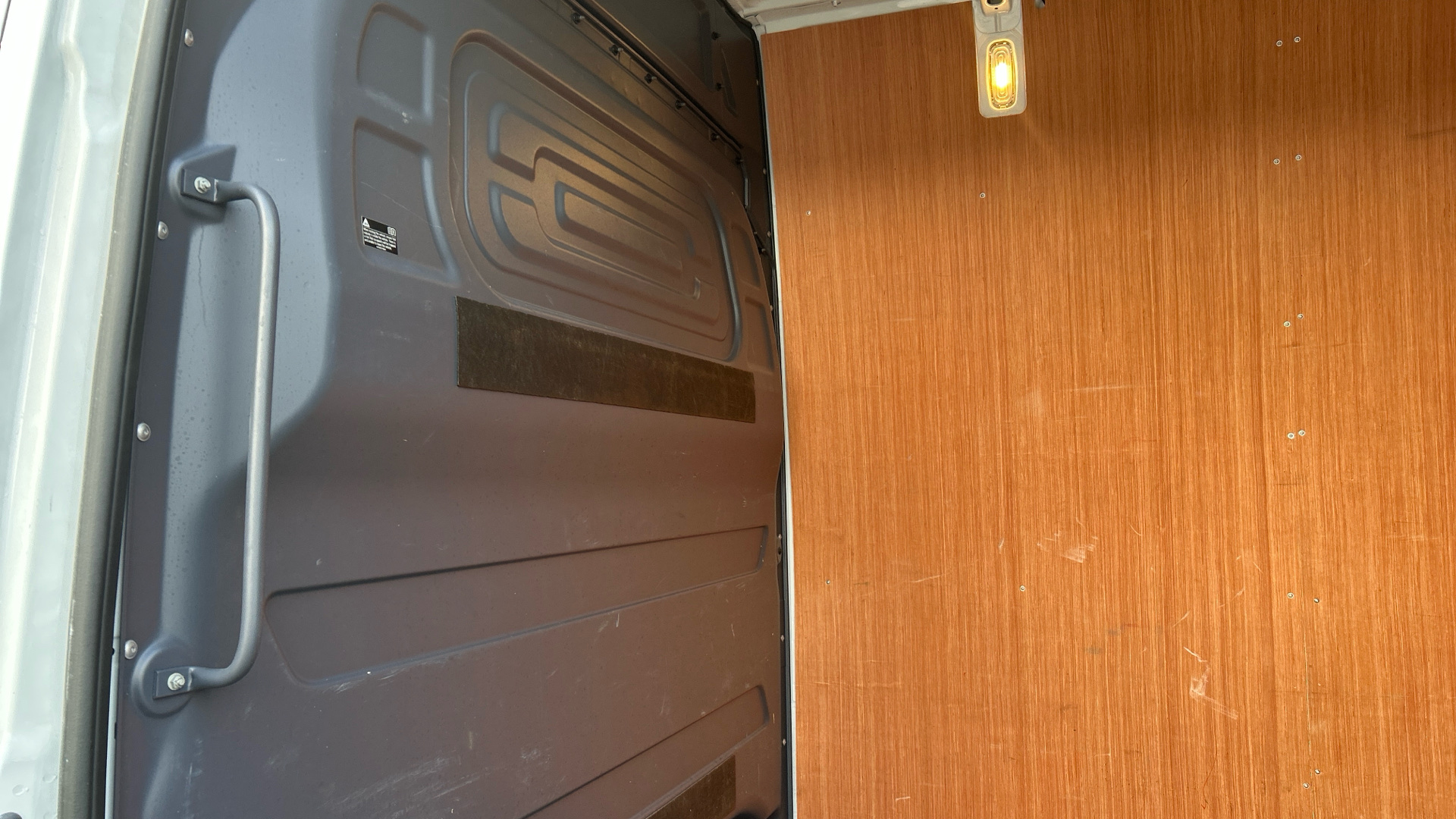 Mercedes-Benz 315 CDI Progressive RWD Long Image 27