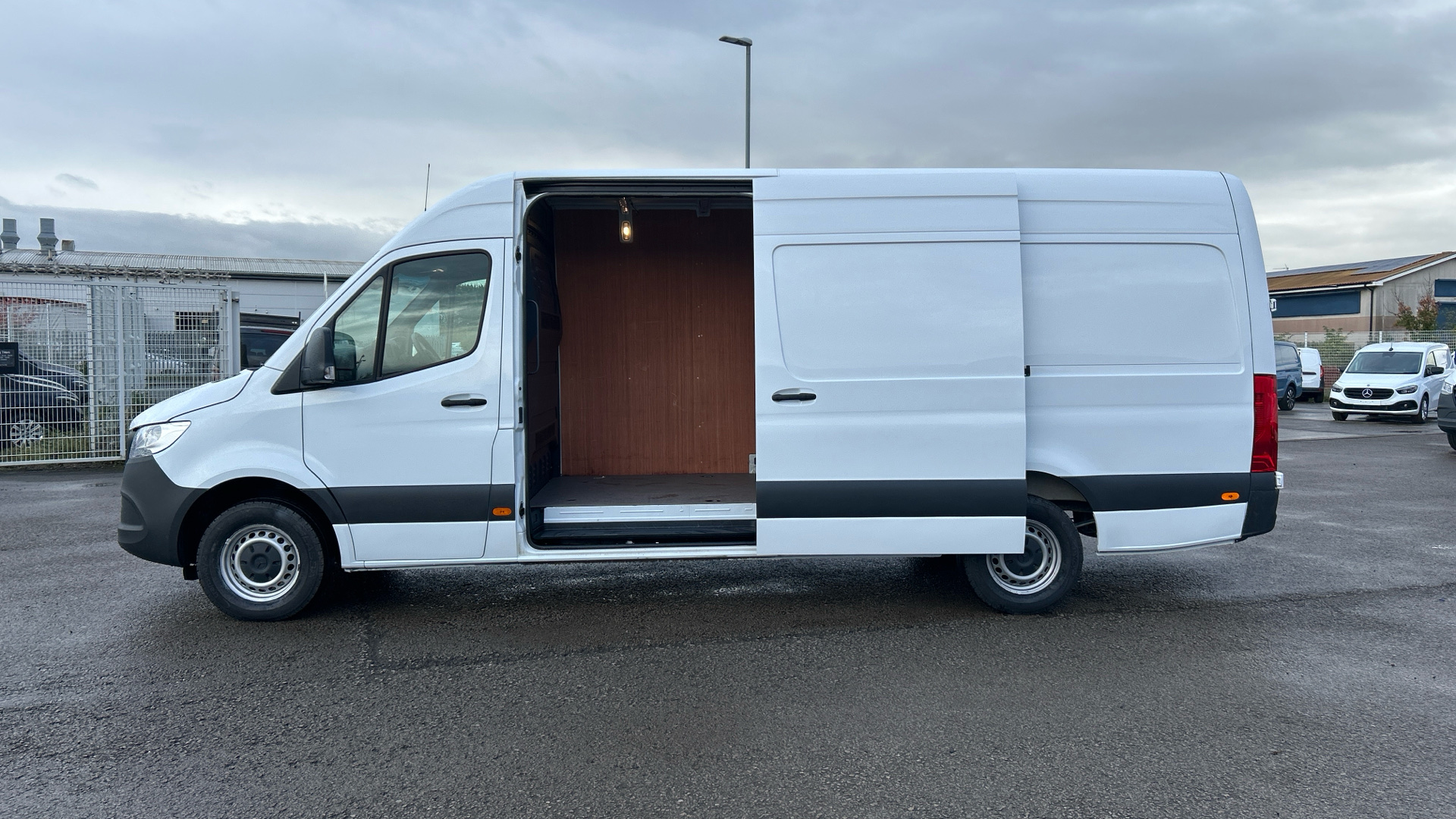 Mercedes-Benz 315 CDI Progressive RWD Long Image 29