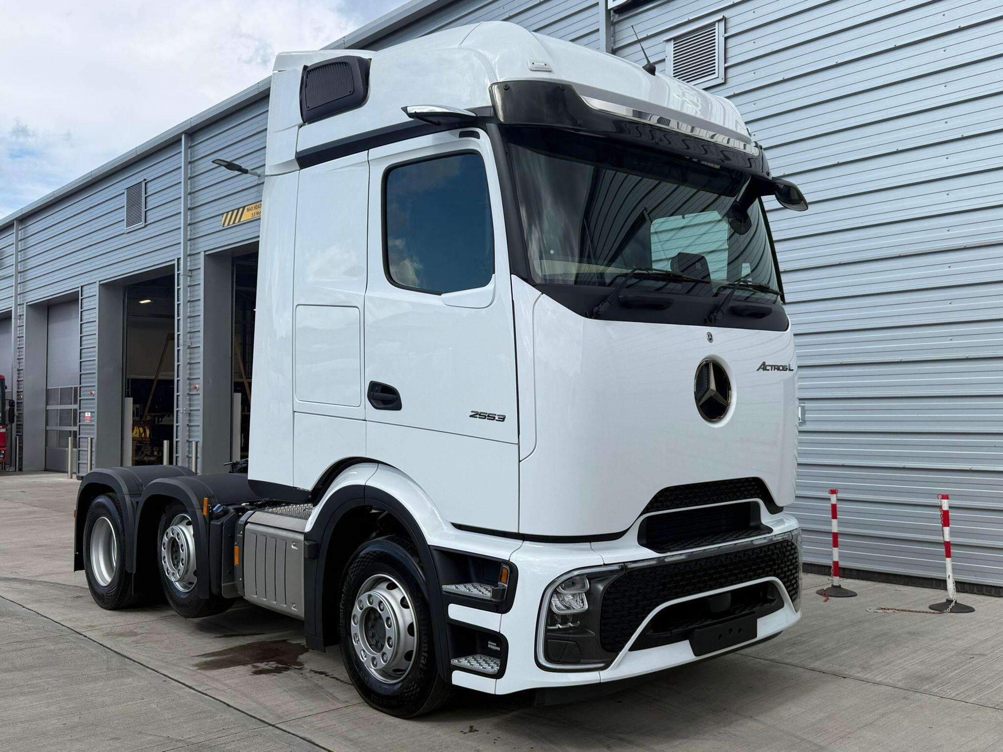2553 LS BigSpace 68T Tractor Unit